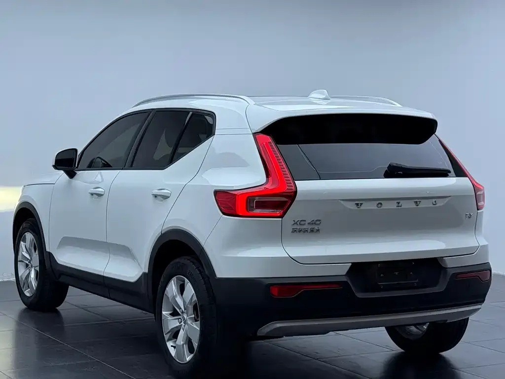 Volvo XC40 — фото 6