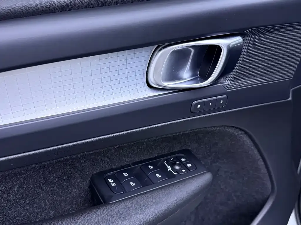 Volvo XC40 — фото 9