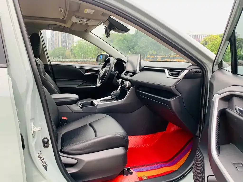Toyota RAV4 — фото 5