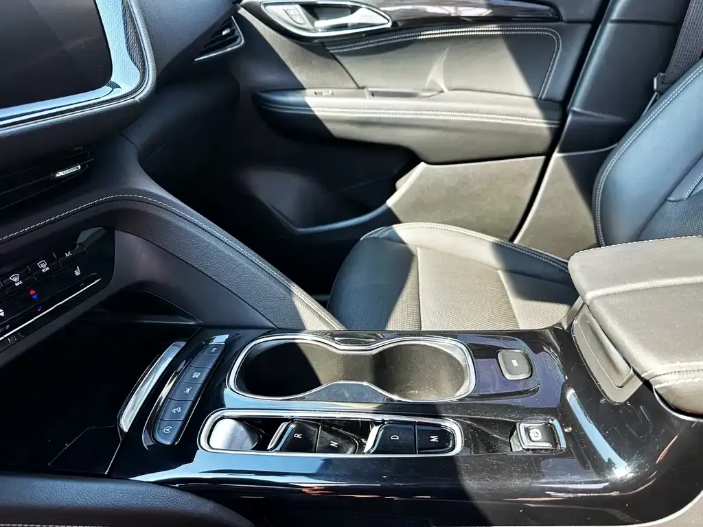 Buick Envision Plus — фото 2