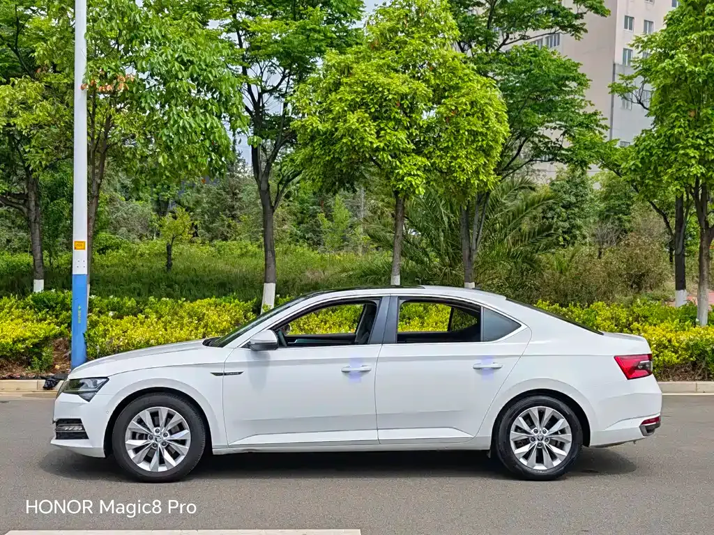Skoda Superb — фото 8