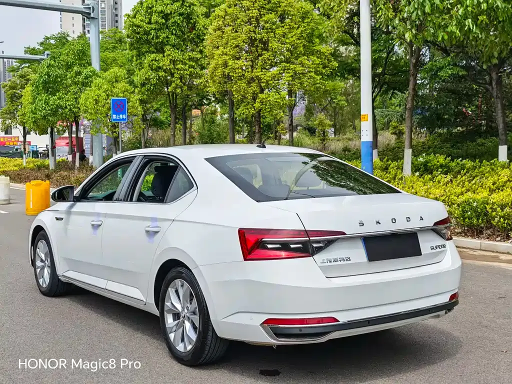 Skoda Superb — фото 10
