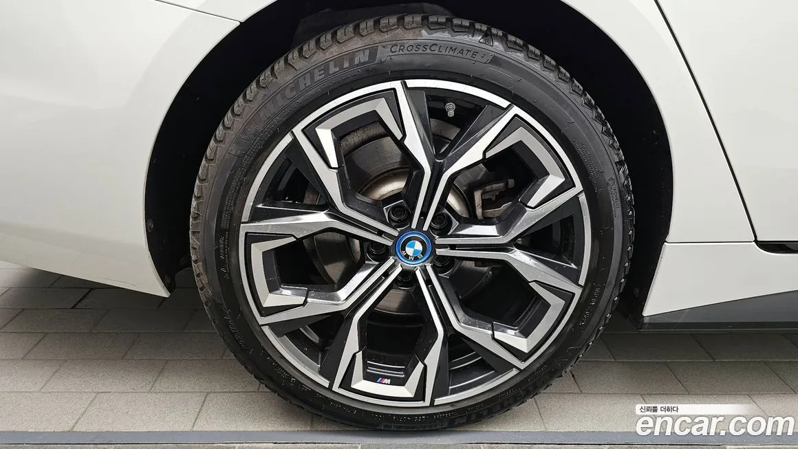 BMW i4 — фото 9