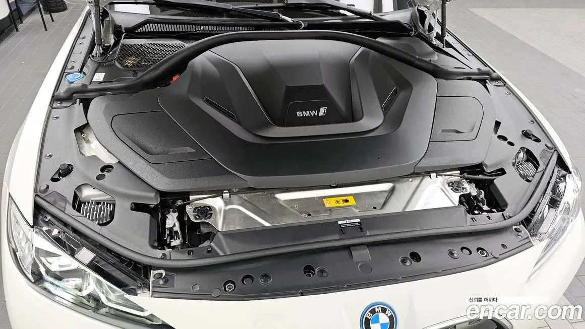BMW i4 — фото 10