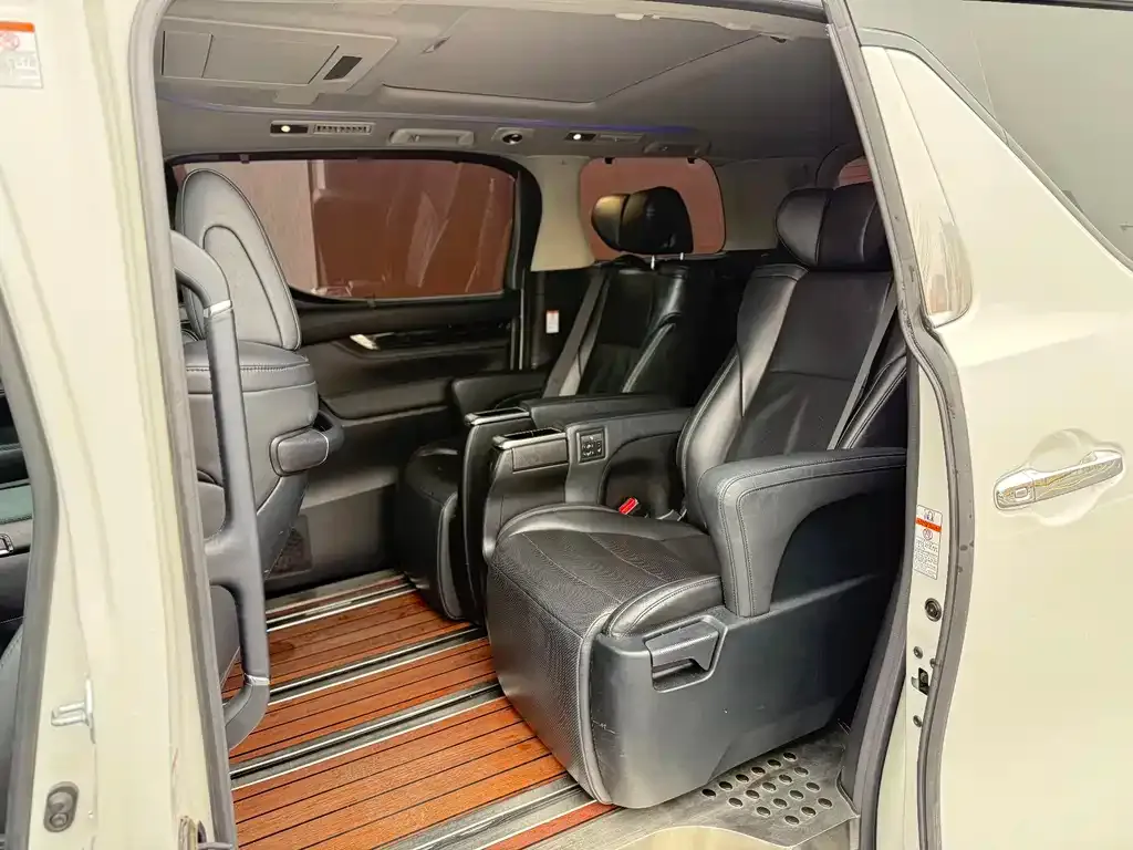 Toyota Vellfire — фото 2