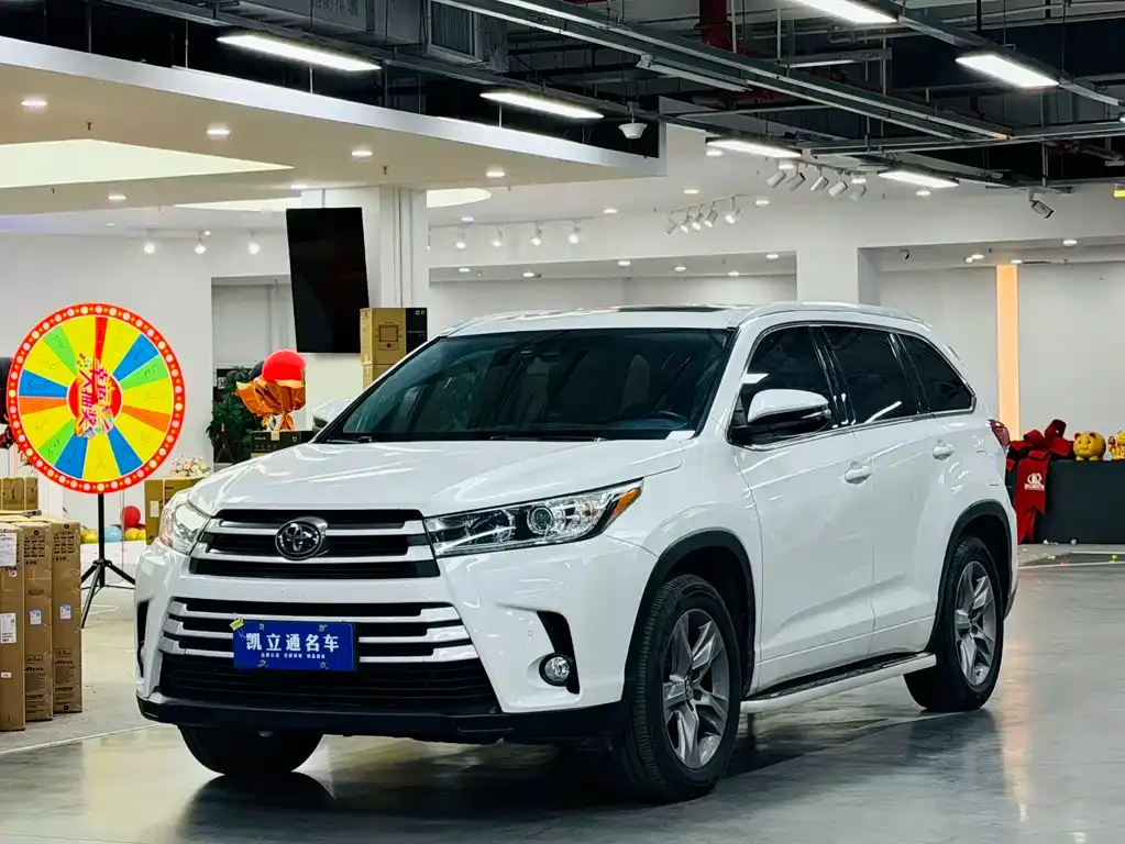 Toyota Highlander — фото 1