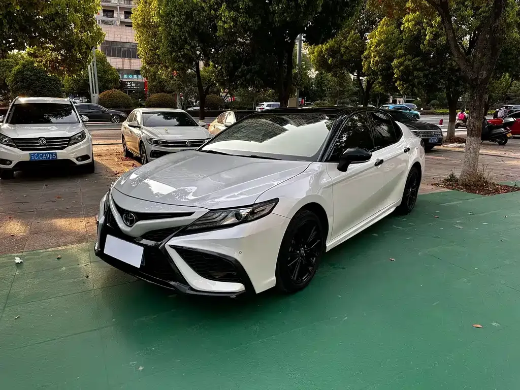 Toyota Camry — фото 1