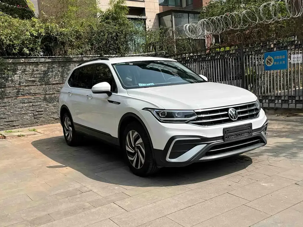 Volkswagen Tiguan L — фото 9