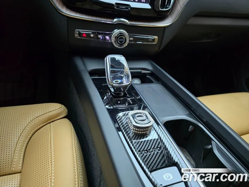 Volvo XC60 — фото 10