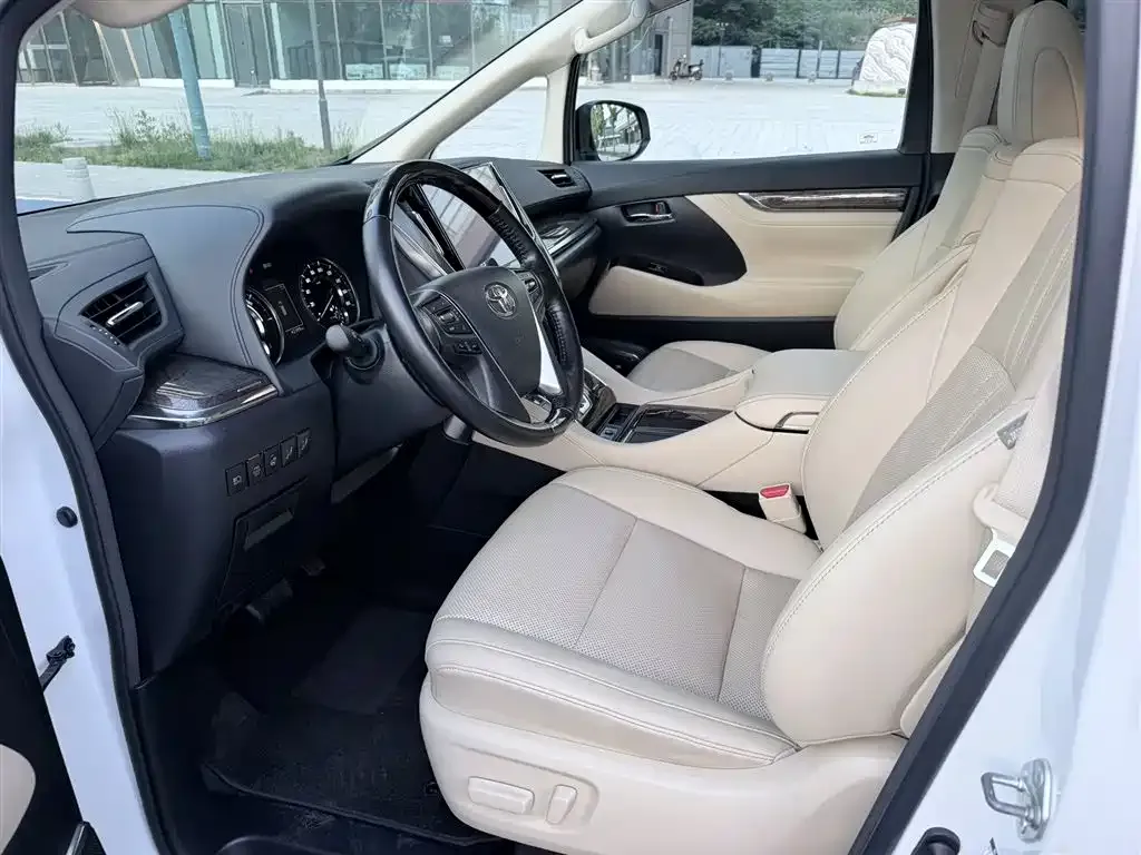 Toyota Vellfire — фото 1