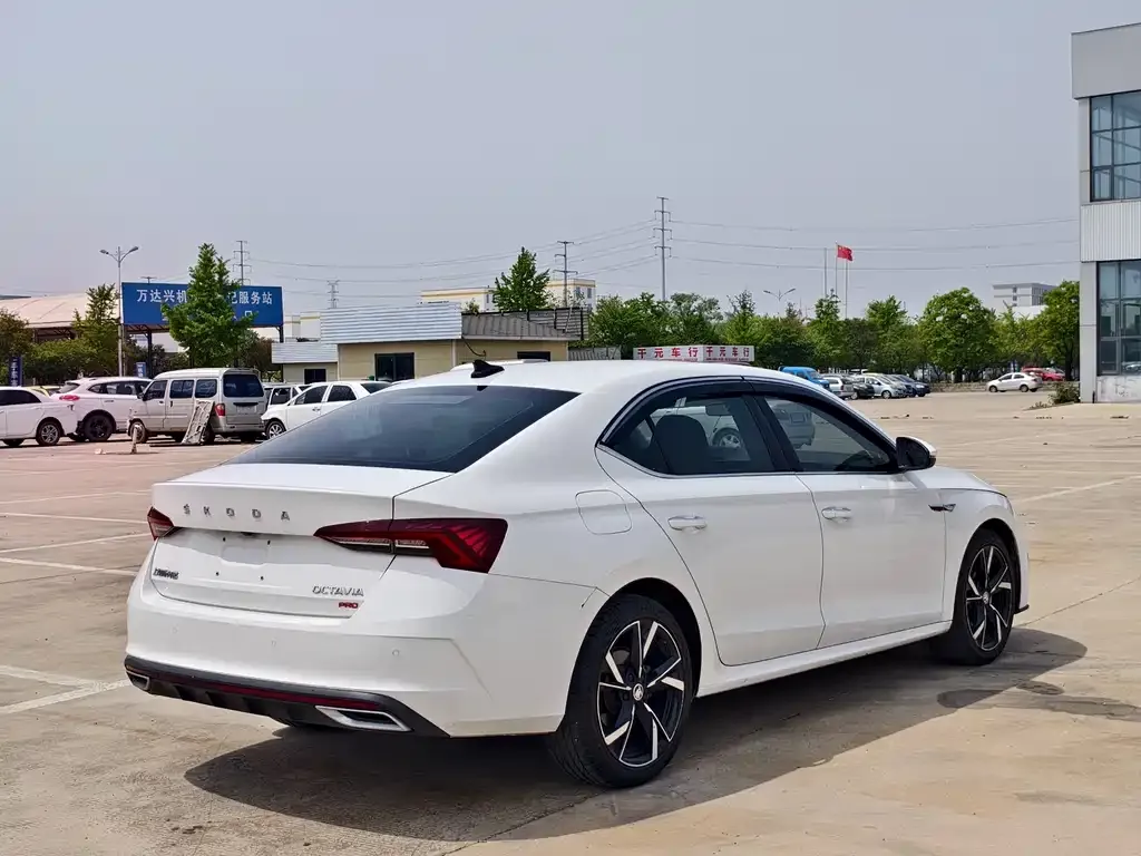 Skoda Octavia — фото 2