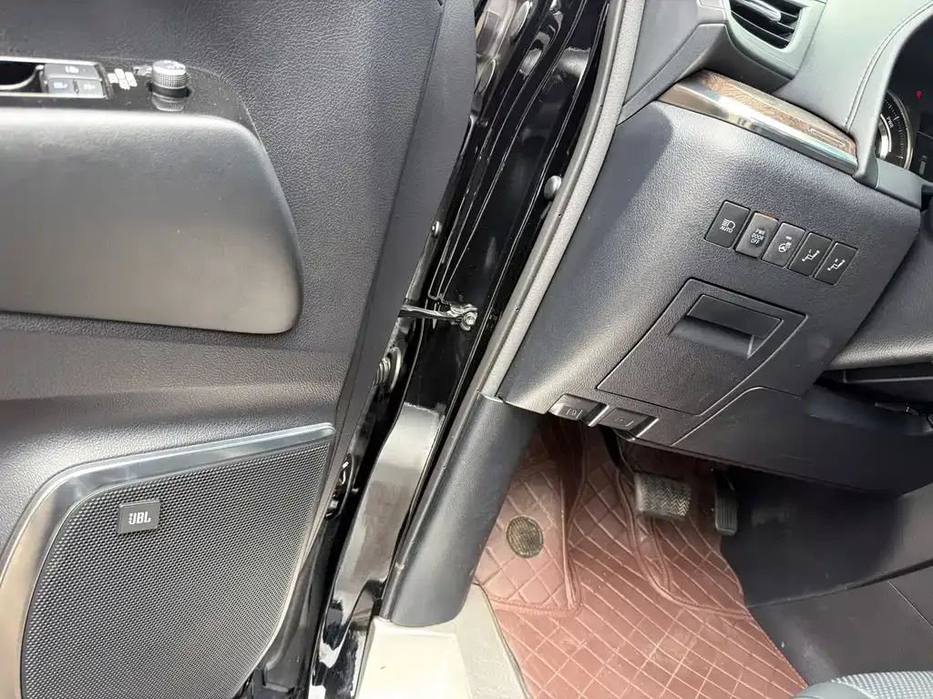 Toyota Alphard — фото 9