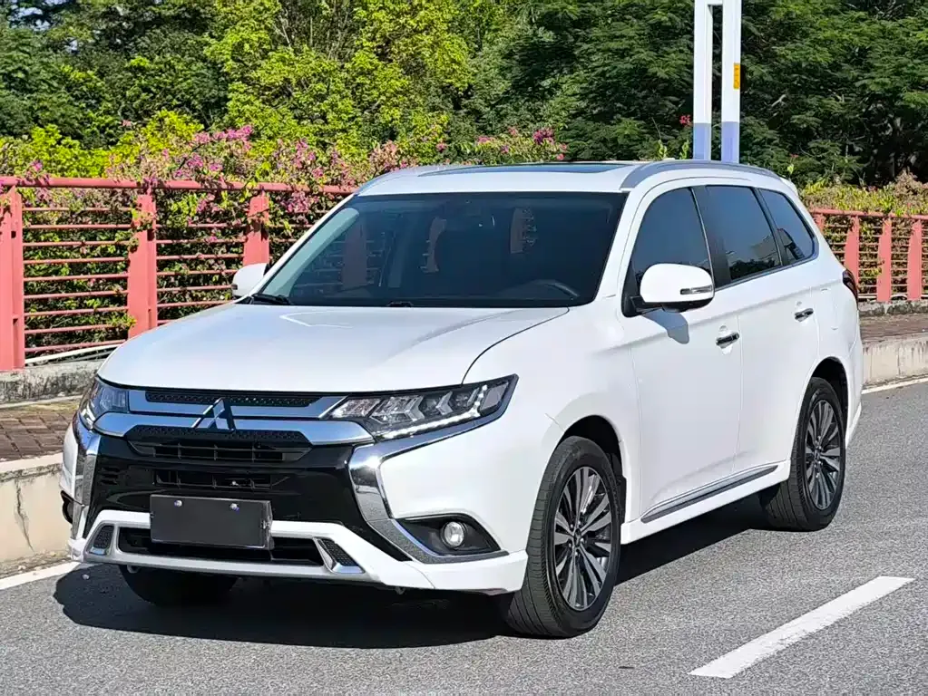 Mitsubishi Outlander — фото 1