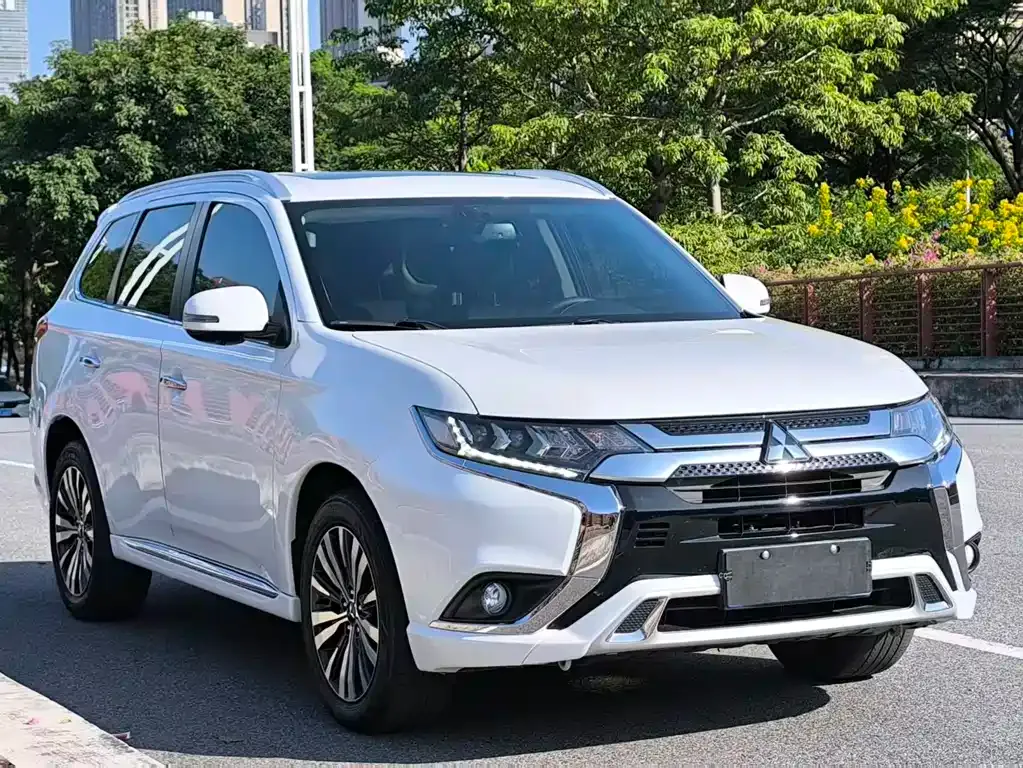 Mitsubishi Outlander — фото 10