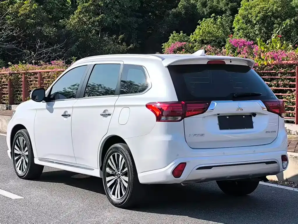 Mitsubishi Outlander — фото 4