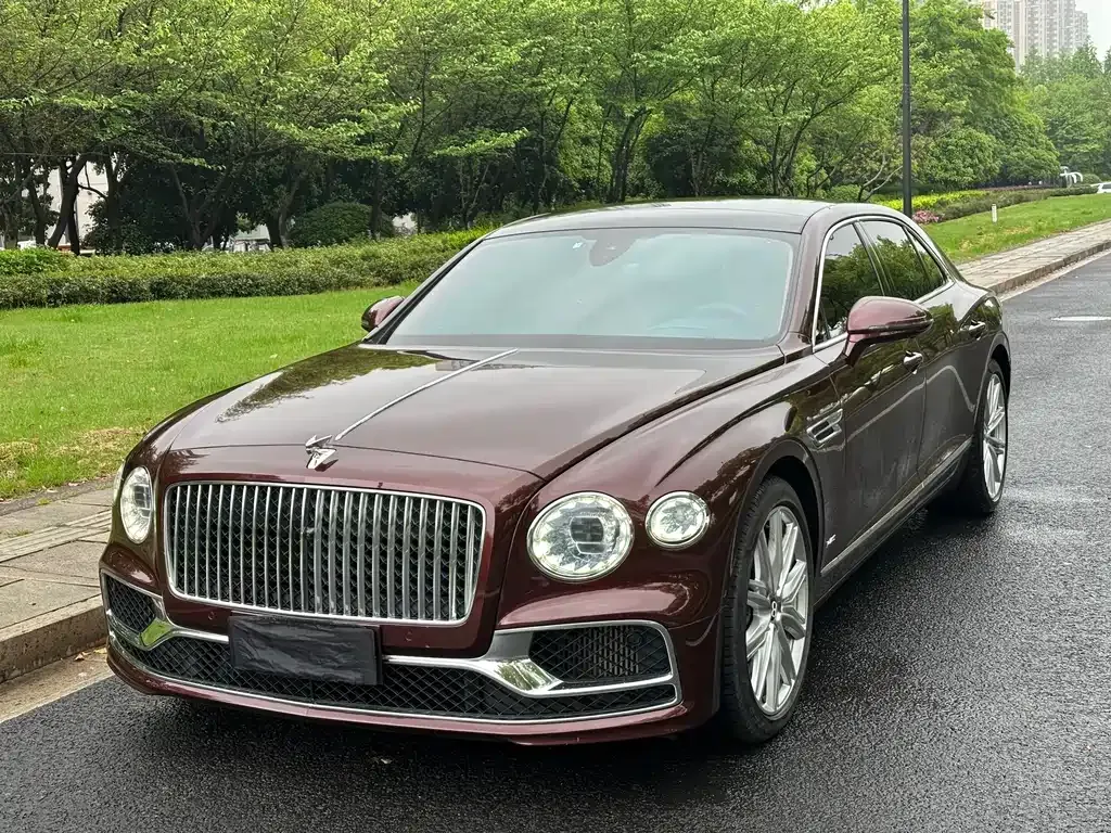 Bentley Flying Spur — фото 1