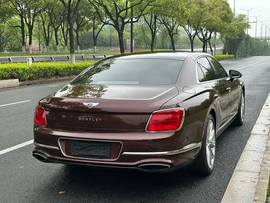 Bentley Flying Spur — фото 2