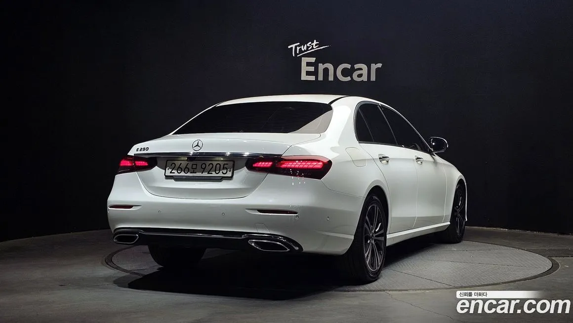 Mercedes-Benz E-Class — фото 3