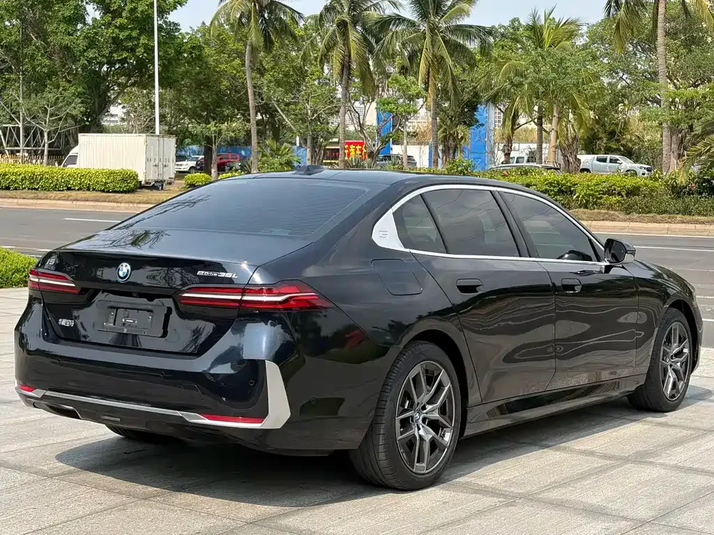 BMW i5 — фото 2