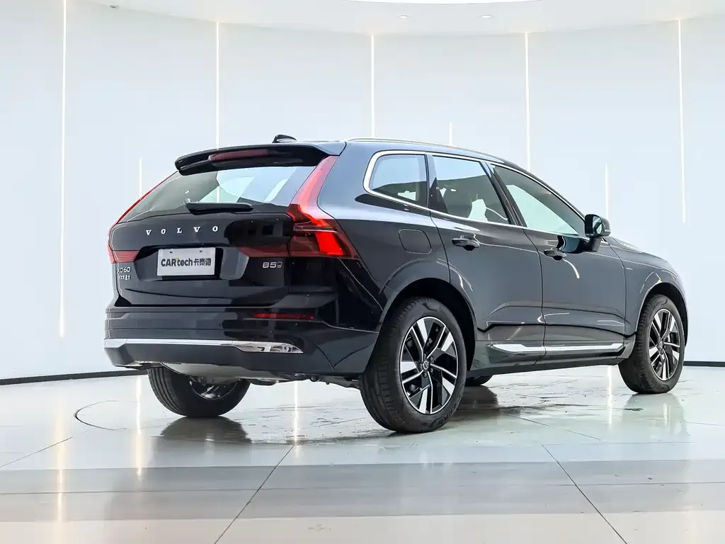 Volvo XC60 — фото 8