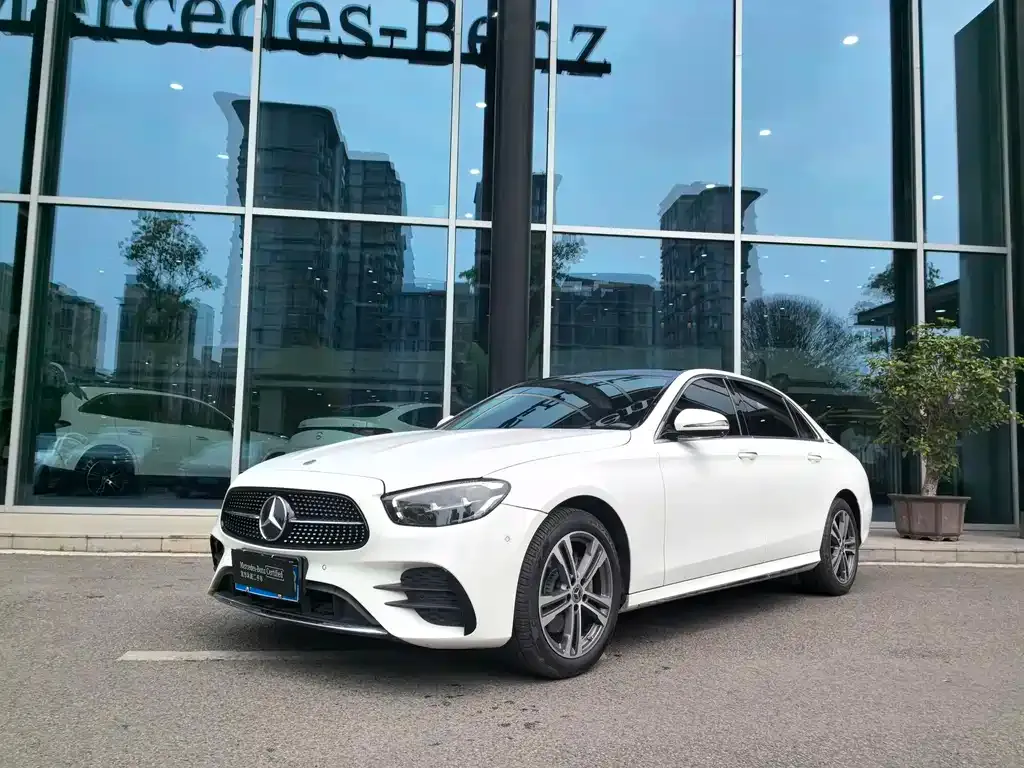 Mercedes-Benz E-Class — фото 1