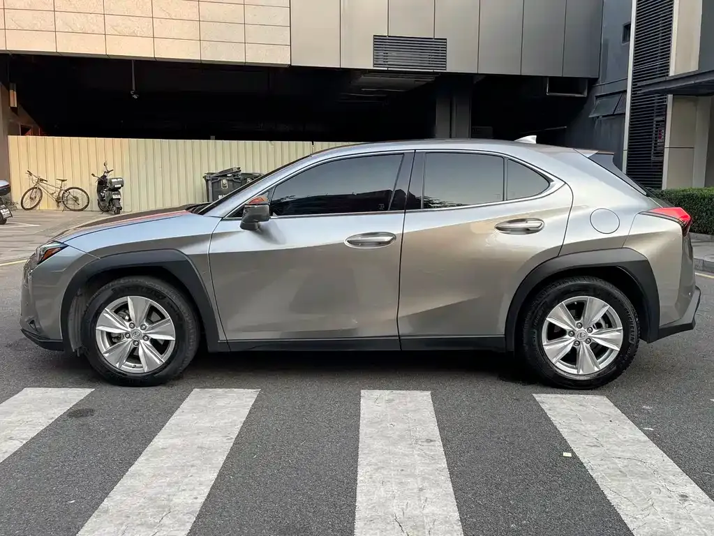 Lexus UX — фото 3
