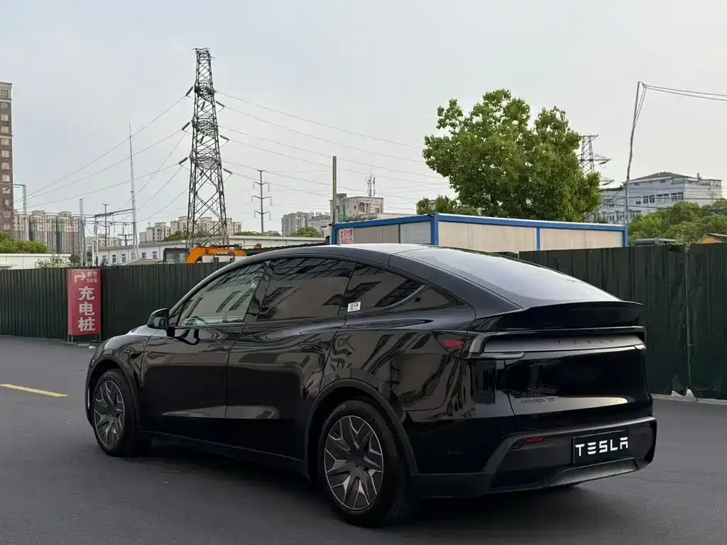 Tesla Model Y L — фото 3
