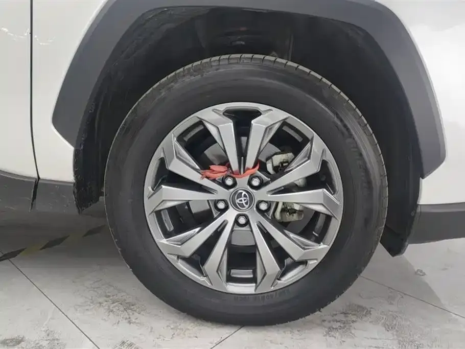 Toyota RAV4 — фото 5
