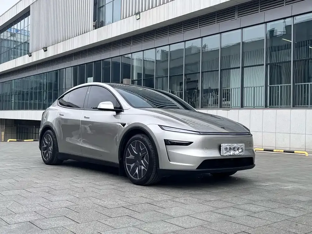 Tesla Model Y L — фото 7