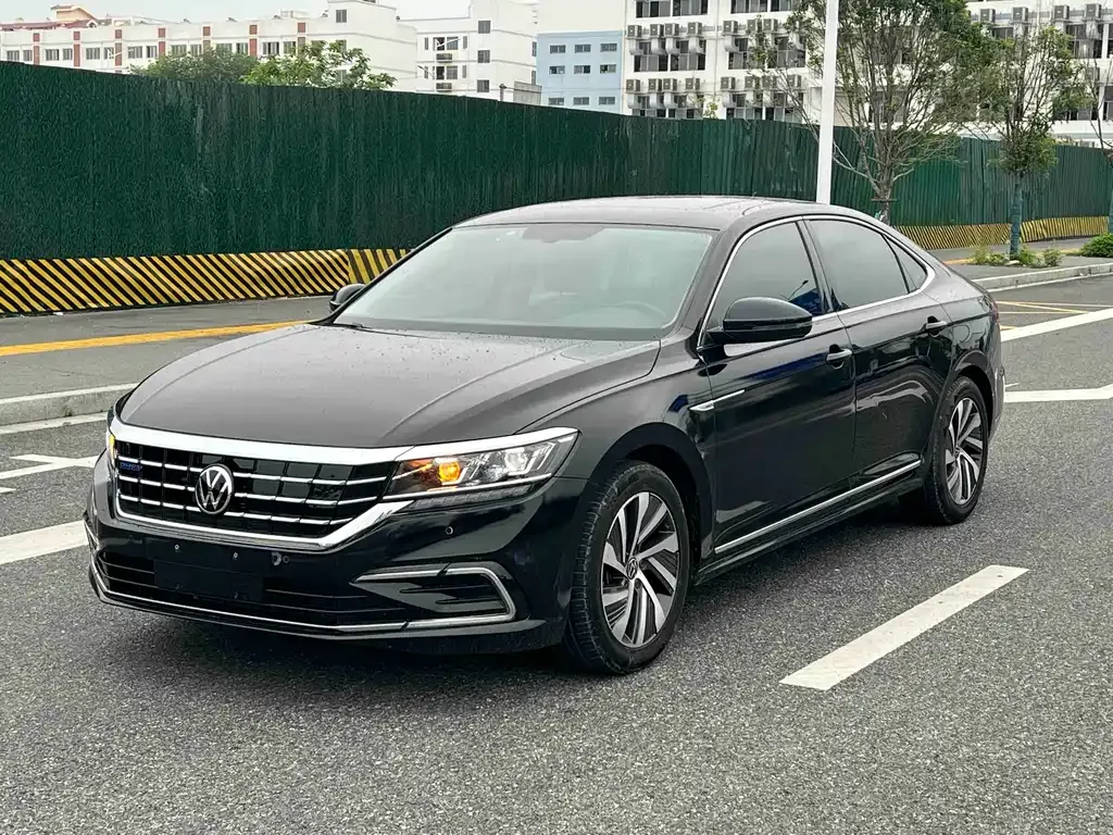 Volkswagen Passat New Energy — фото 1