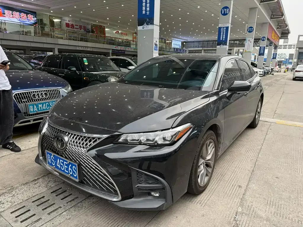 Toyota Avalon — фото 1