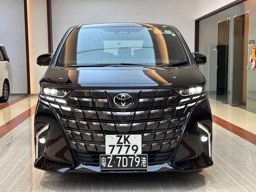 Toyota Alphard — фото 1