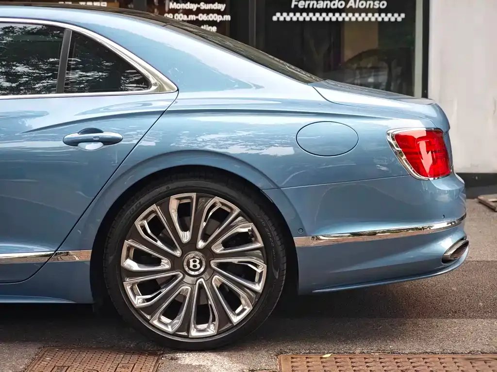 Bentley Flying Spur PHEV — фото 5