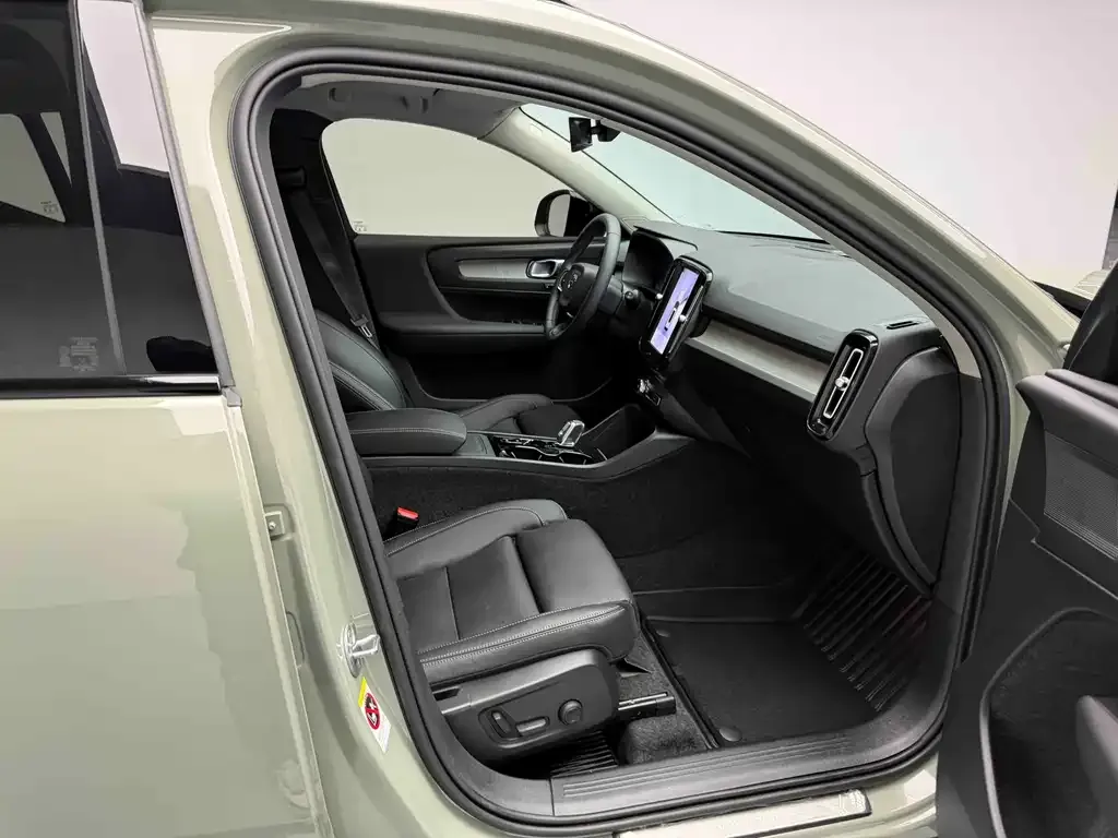 Volvo XC40 — фото 10