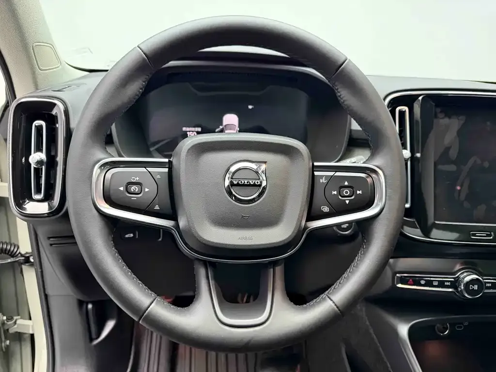 Volvo XC40 — фото 9