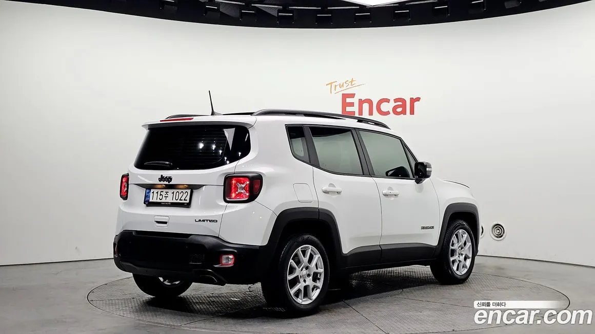 Jeep Renegade — фото 3