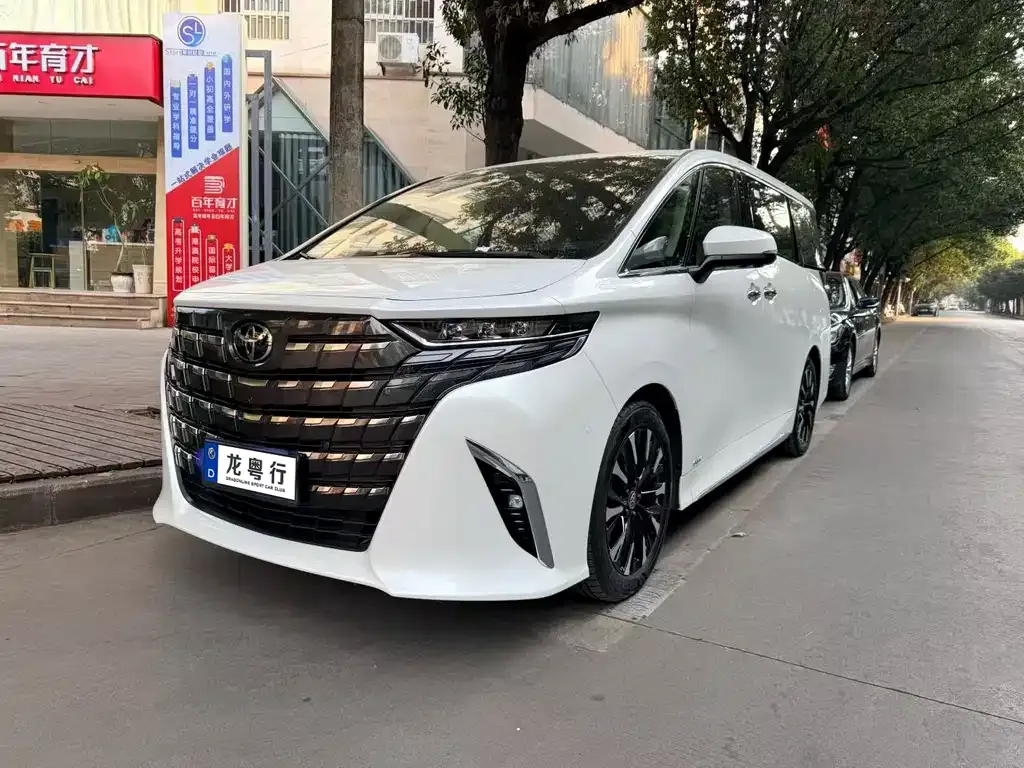 Toyota Alphard — фото 1