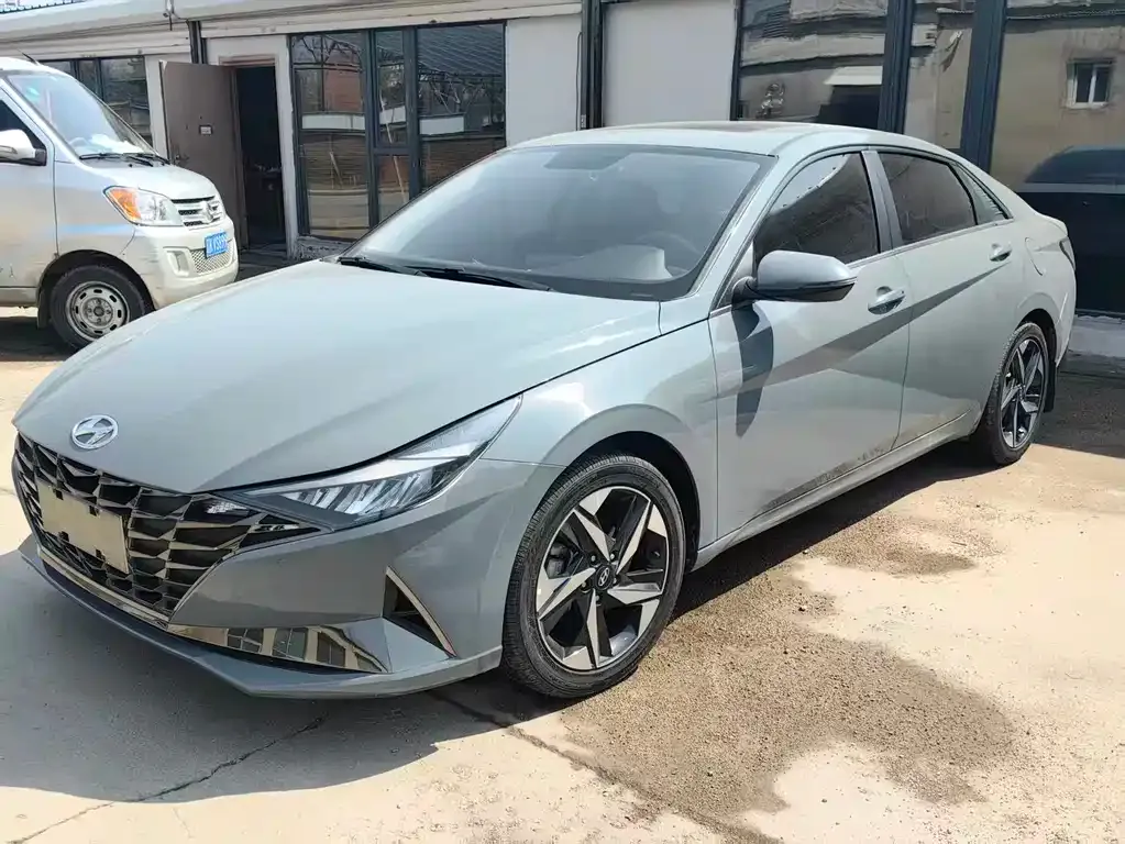 Hyundai Elantra — фото 1