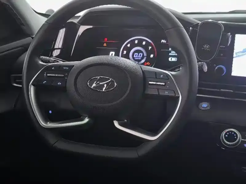 Hyundai Elantra — фото 3