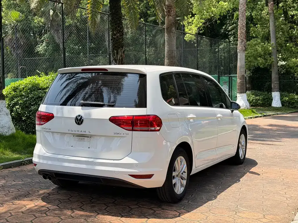 Volkswagen Touran — фото 7