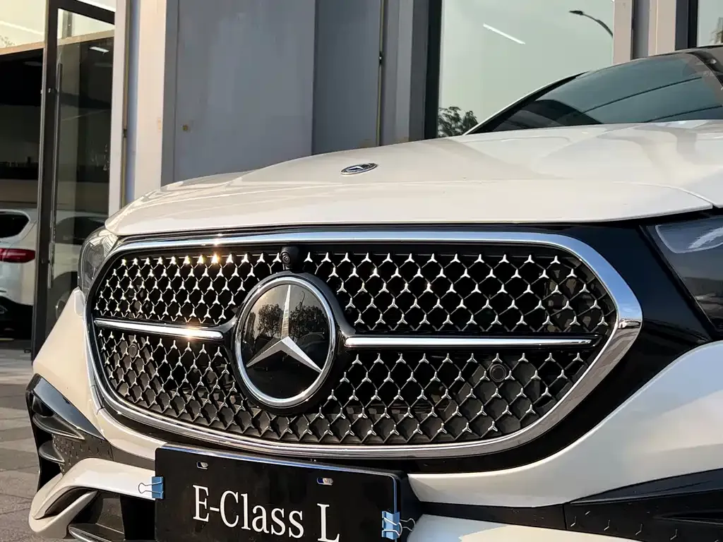 Mercedes-Benz E-Class — фото 2