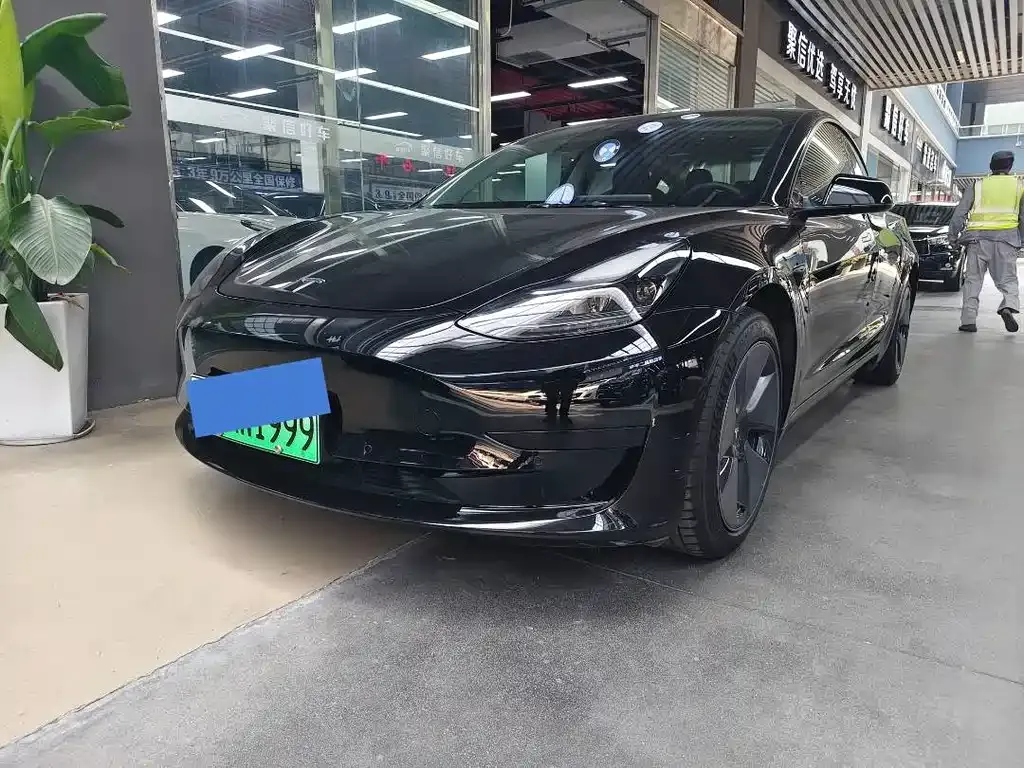 Tesla Model 3 — фото 1