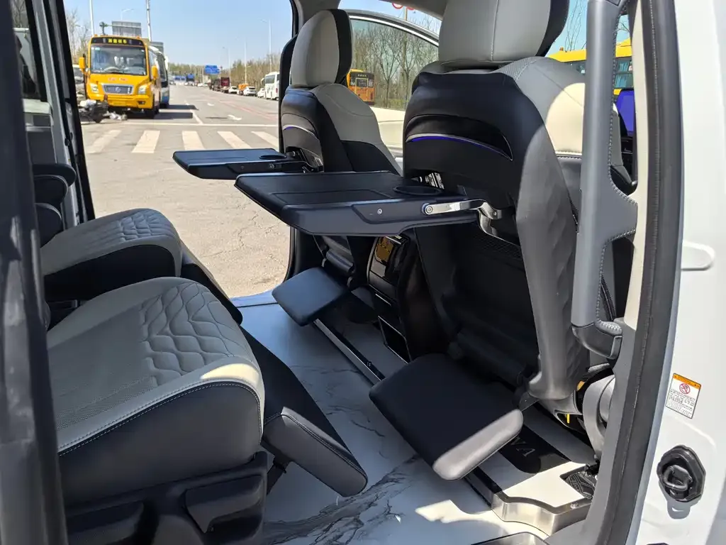 Toyota Sienna — фото 10