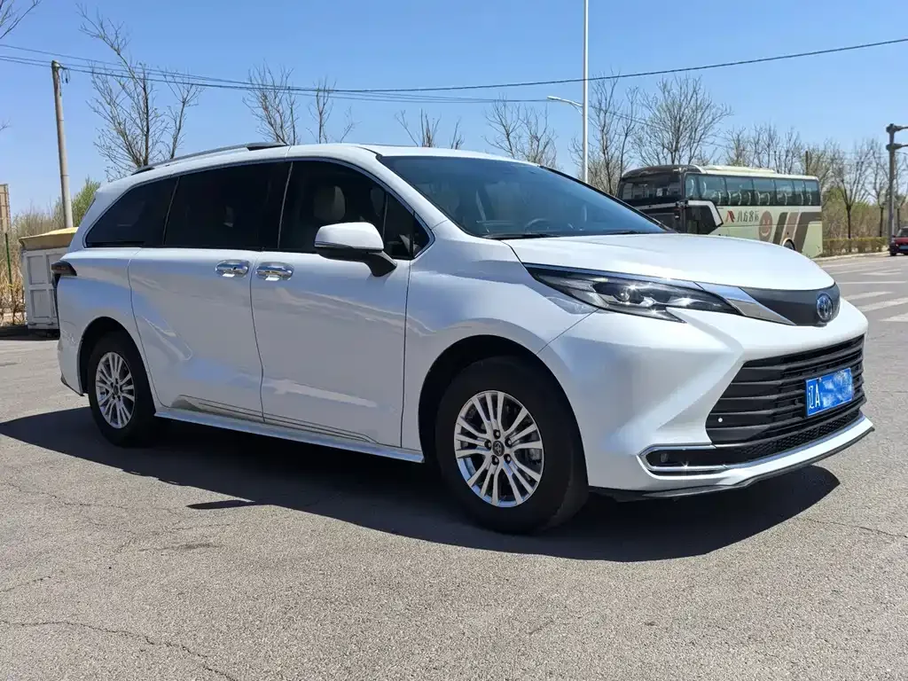 Toyota Sienna — фото 6
