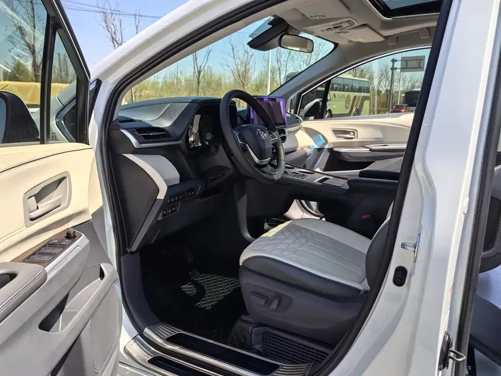 Toyota Sienna — фото 4