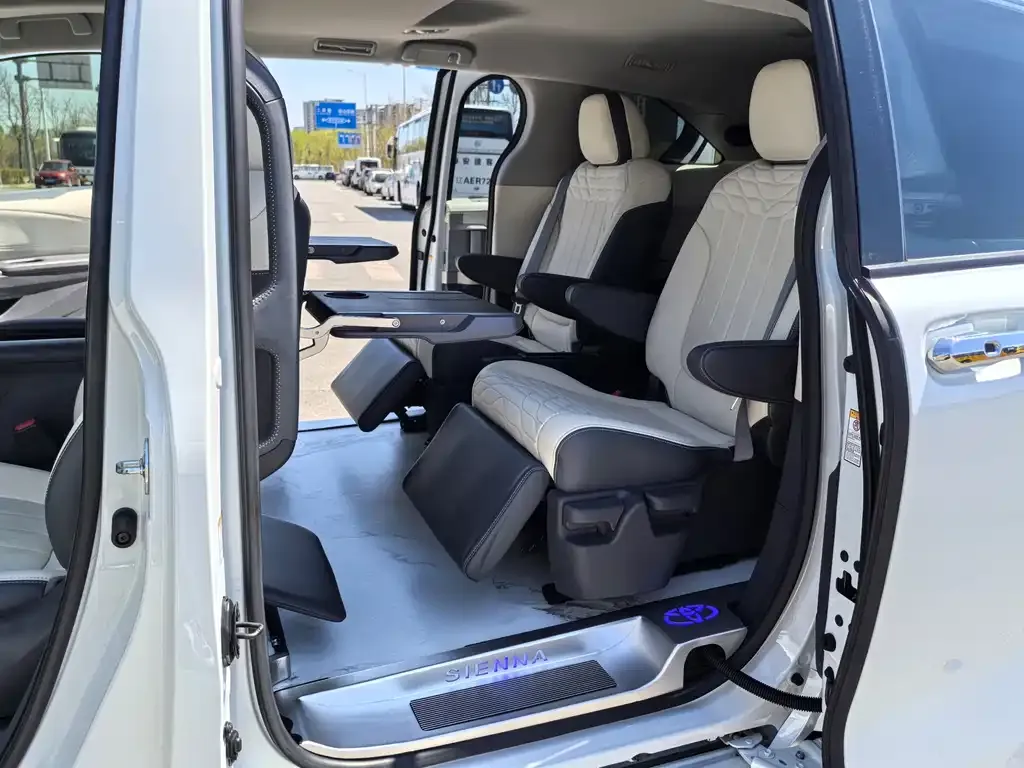 Toyota Sienna — фото 2