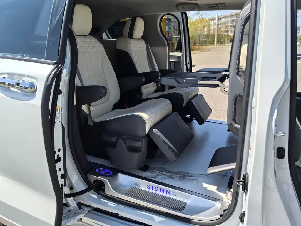 Toyota Sienna — фото 3