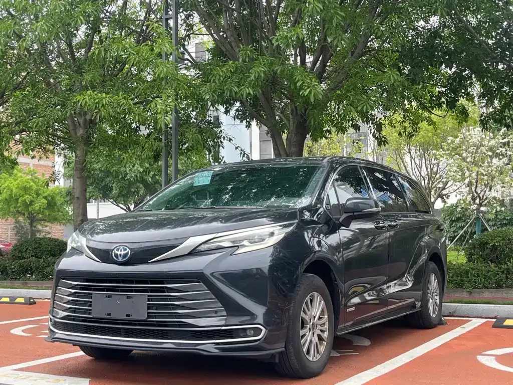 Toyota Sienna — фото 1
