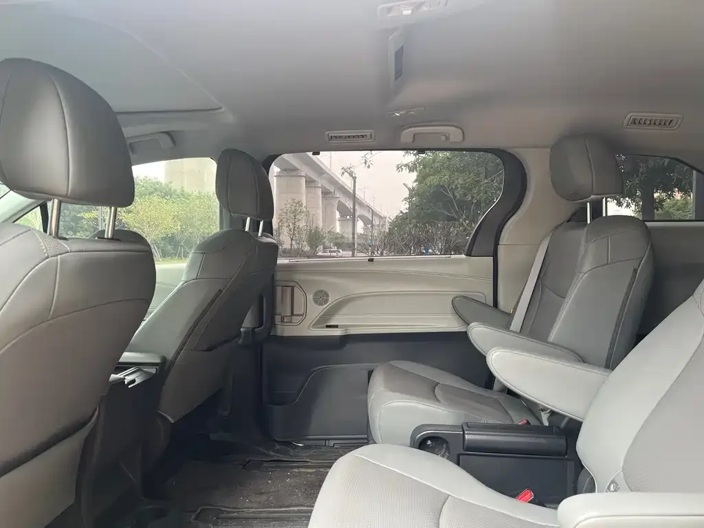 Toyota Sienna — фото 2