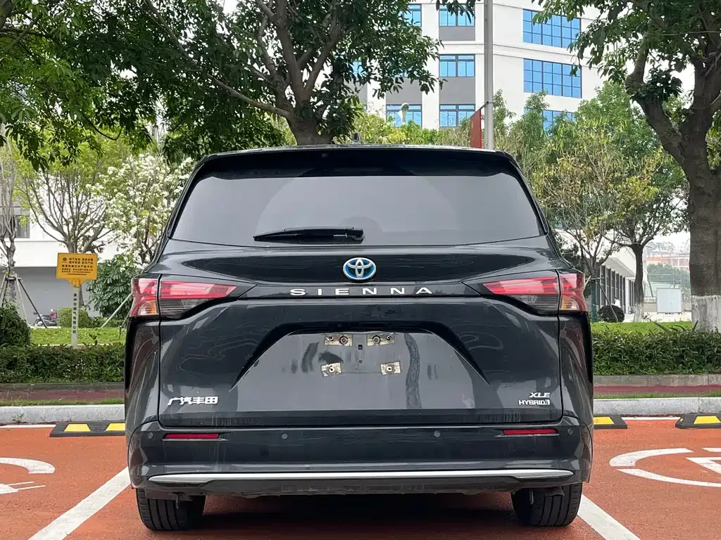 Toyota Sienna — фото 5
